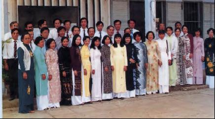 Ảnh chụp toàn thể giáo viên và công nhân viên của trường năm học 1999 – 2000 ( 10 năm thành lập trường THPT Chuyên Bến Tre )