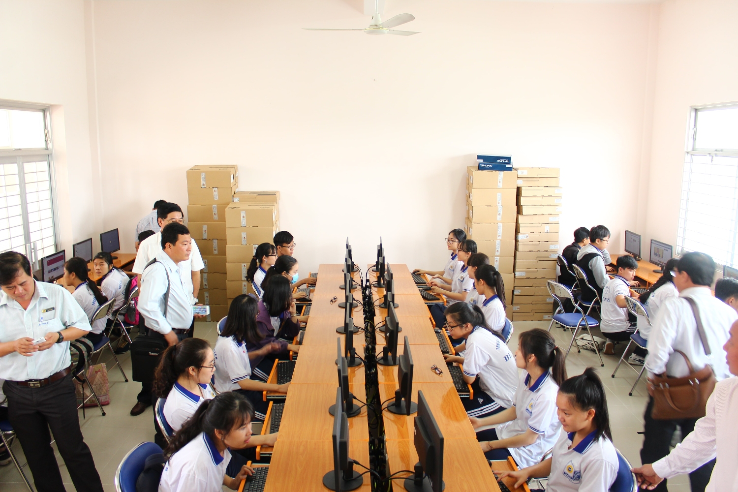 Học sinh sử dụng phòng máy vi tính mới