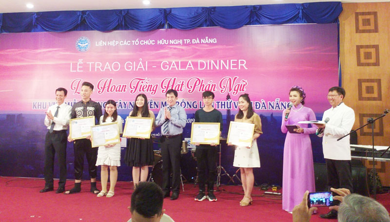 BTC trao giải cho Nguyễn Ngọc Huy (lớp 12 Lý, thứ tư, từ phải sang) tại Liên hoan.